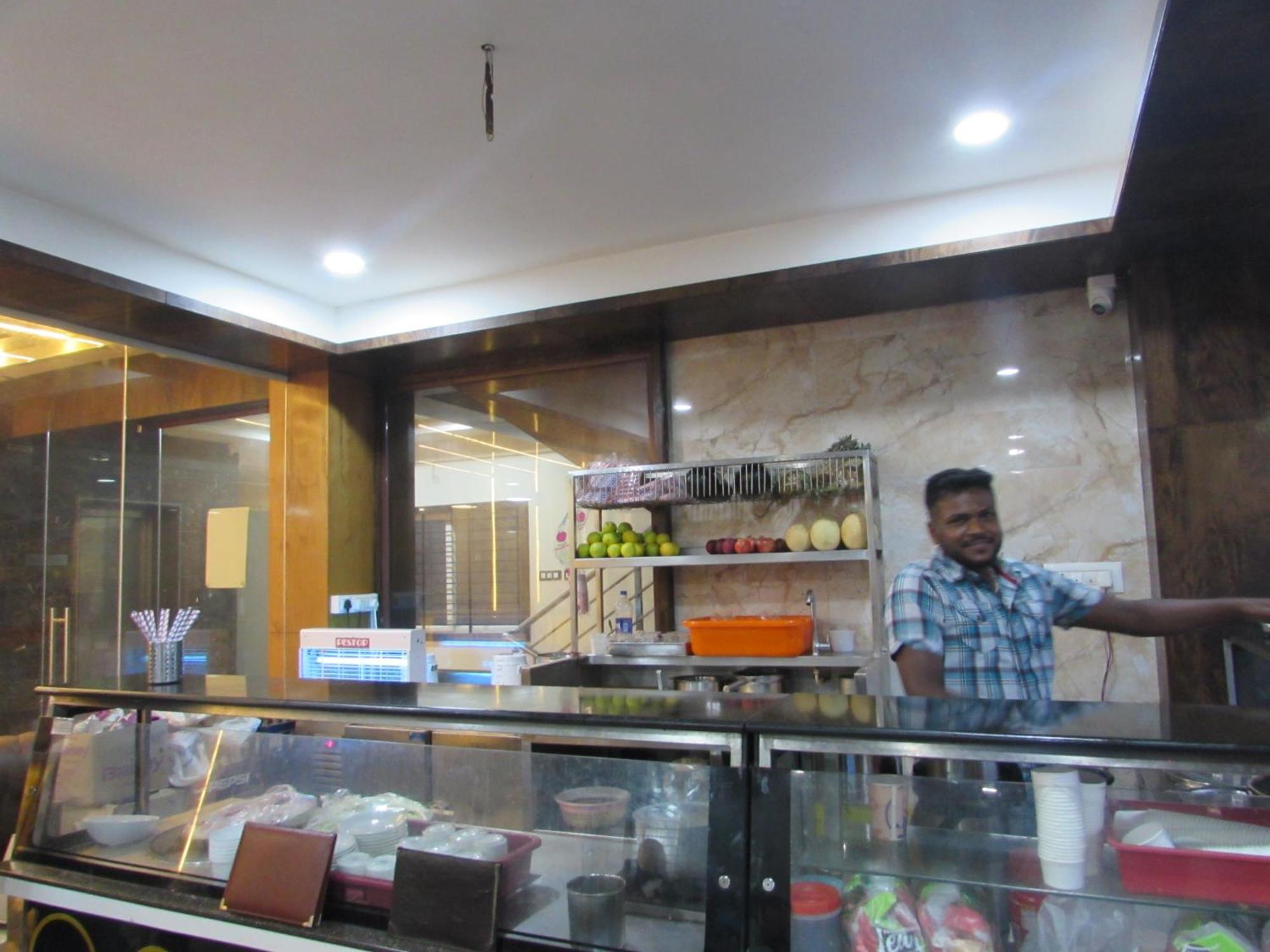 Udupi Regency Hotel Hassan Exterior foto